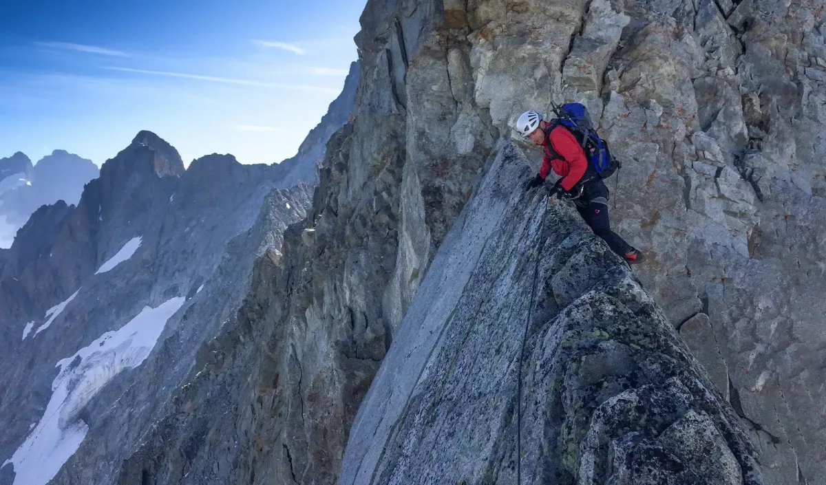 un alpiniste dans une voie des Ecrins