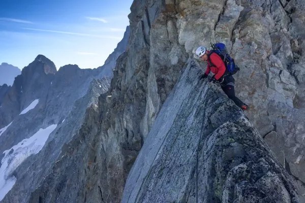 un alpiniste dans une voie des Ecrins