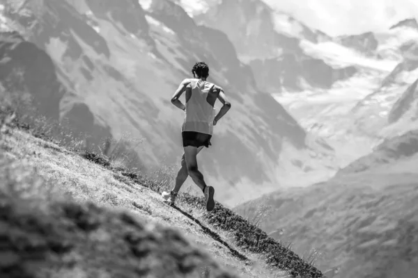 Kilian Jornet courant sur le parcours de Sierre Zinal