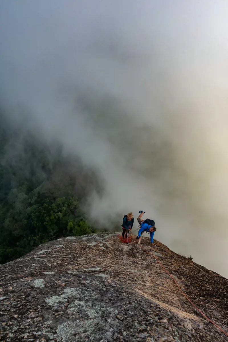 deux grimpeurs sur un pain de sucre à Rio