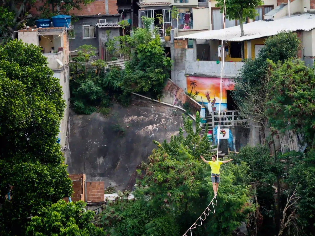 Highline dans les favélas de Rio
