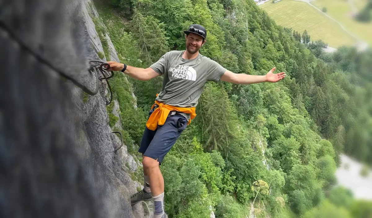 Renan Ozturk dans une via ferrata sans équipement