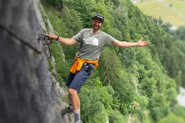 Renan Ozturk dans une via ferrata sans équipement