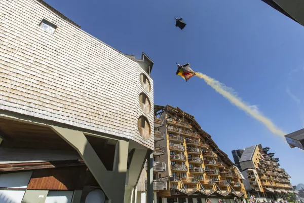 Soul flyers : Vol en wingsuit à travers les immeubles d'Avoriaz