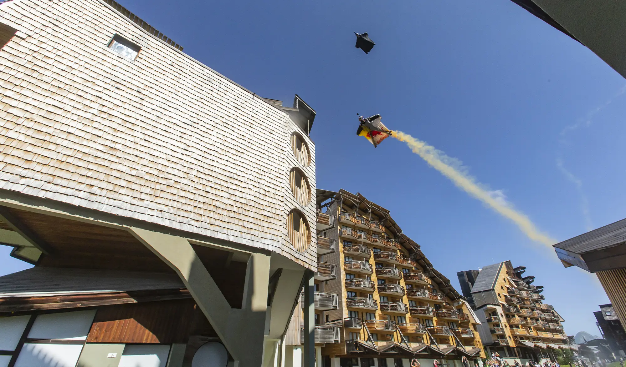 Soul flyers : Vol en wingsuit à travers les immeubles d'Avoriaz