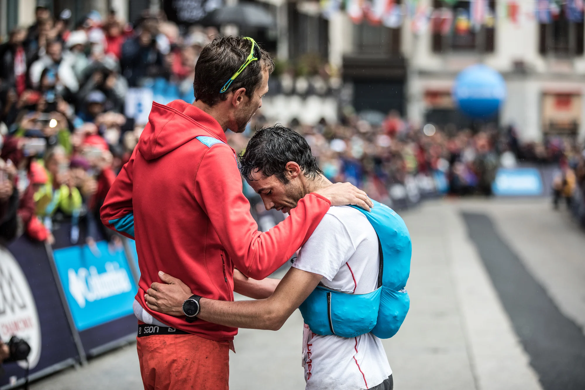 François D'Haene accueille Kilian Jornet à l'arrivée de l'UTMB