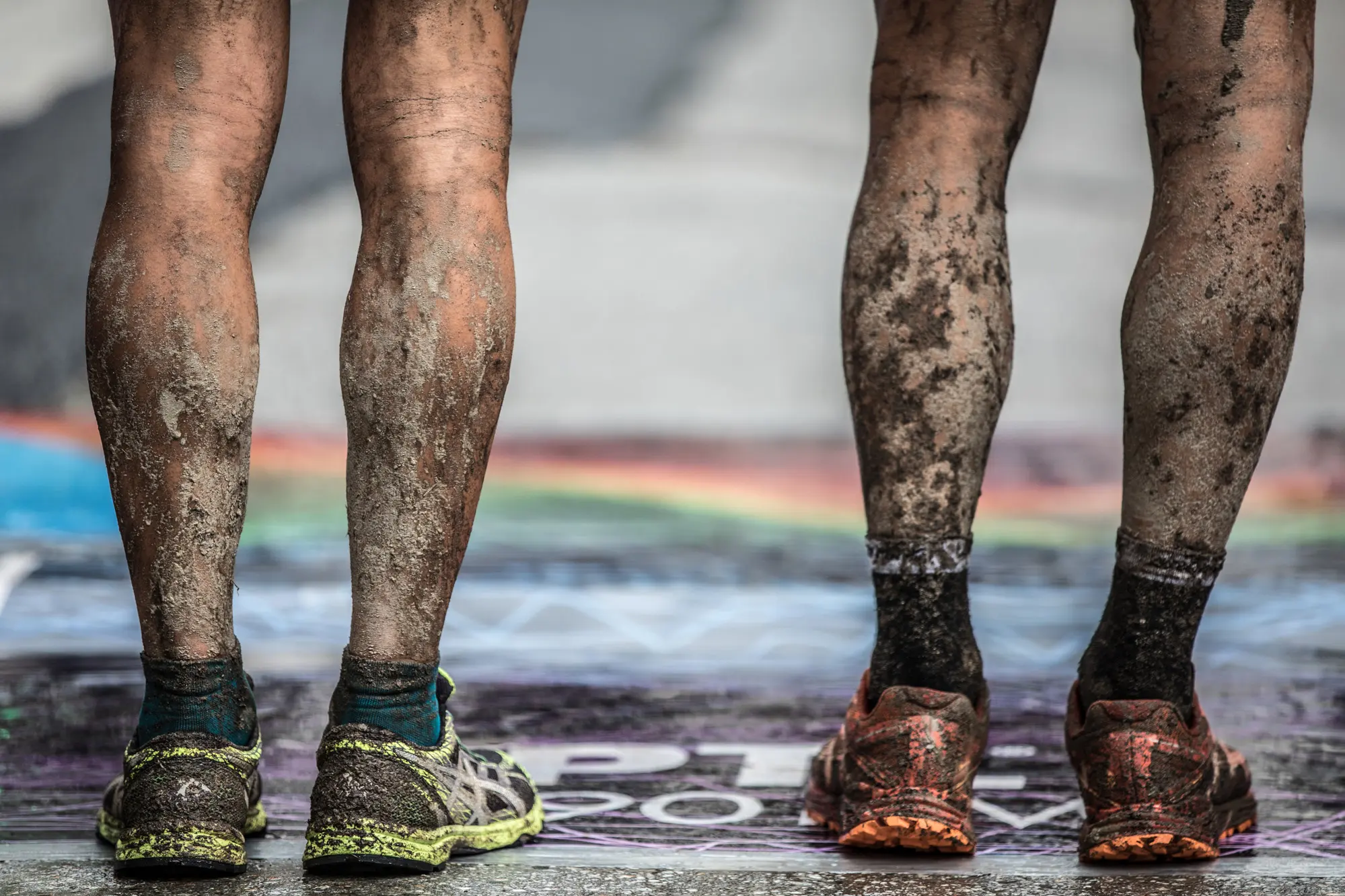 jambes de deux coureurs de l'UTMB à l'arrivée