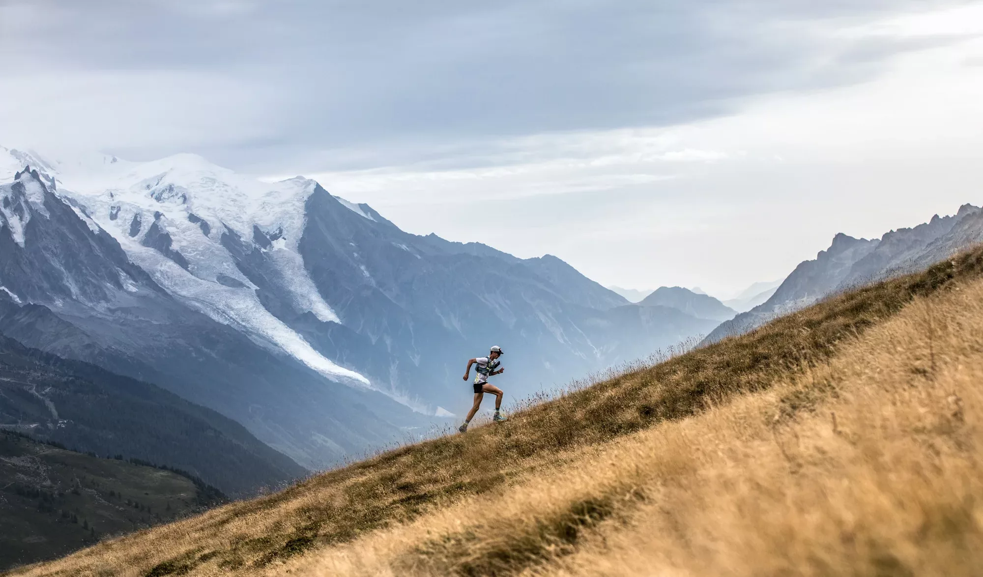 Jim Walmsley devant le Mont-Blanc courant en montée