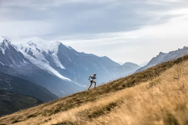 Jim Walmsley devant le Mont-Blanc courant en montée