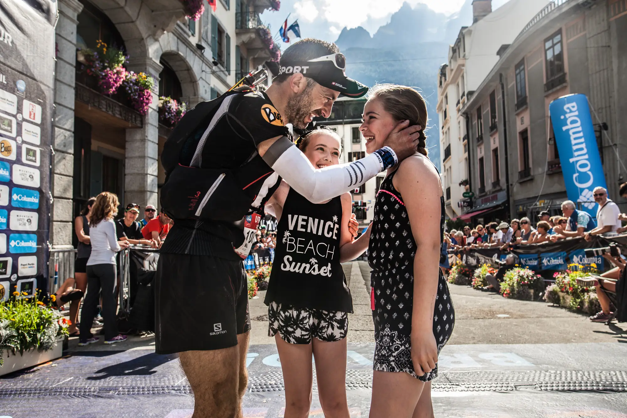 coureur à l'arrivée de l'UTMB accueilli par ses filles