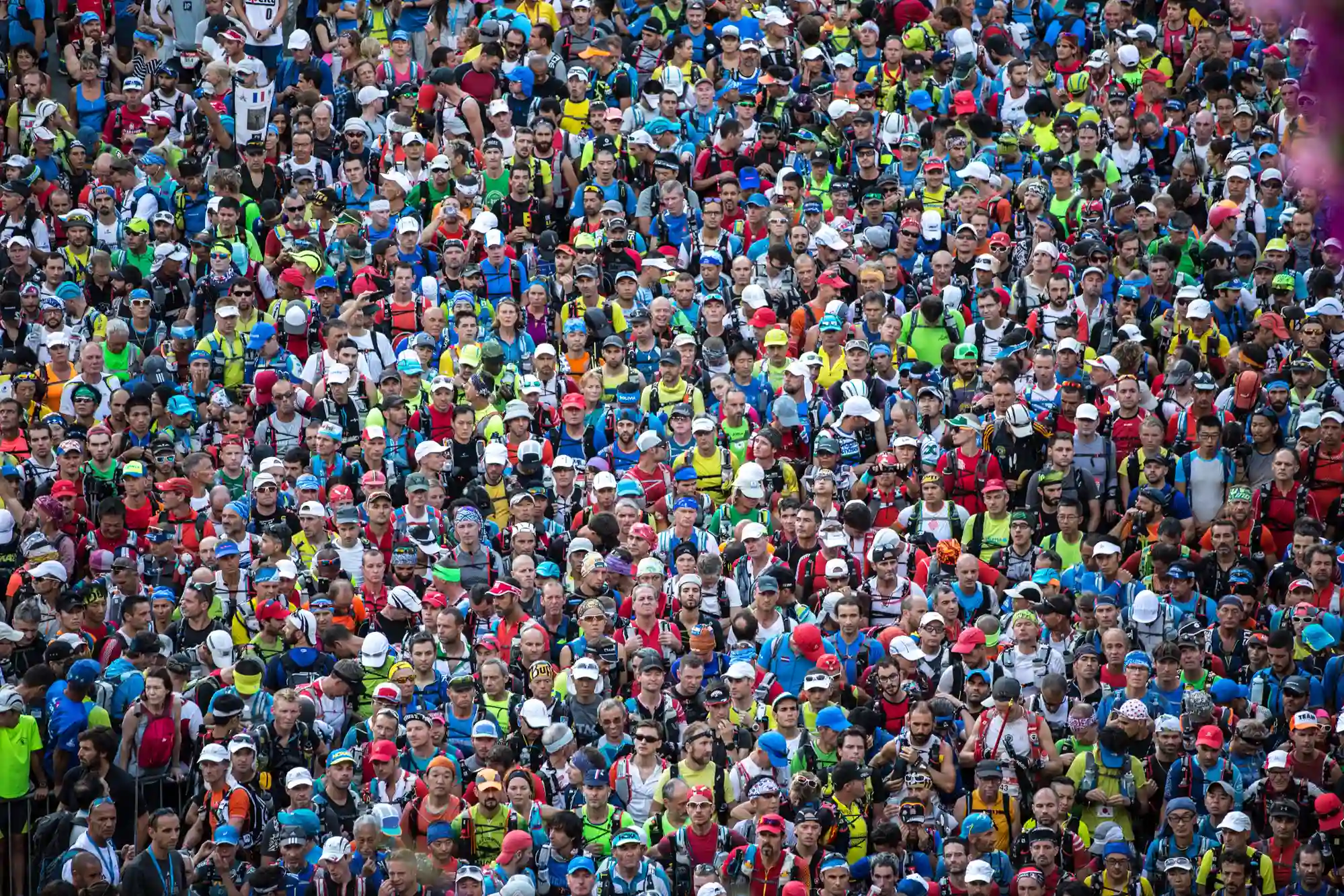 foule de coureurs de l'UTMB dans la raquette de départ