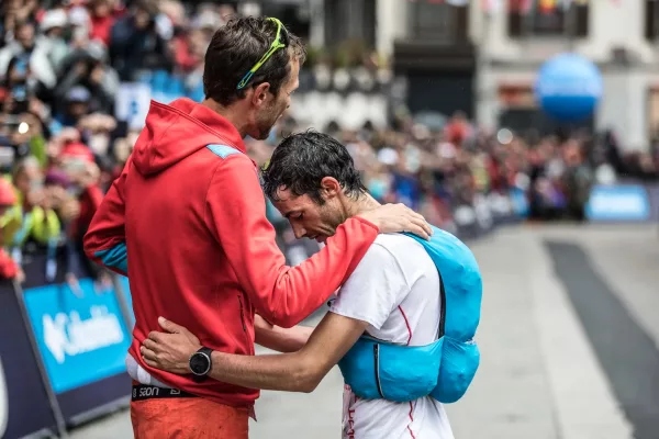 François D'Haene accueille Kilian Jornet à l'arrivée de l'UTMB