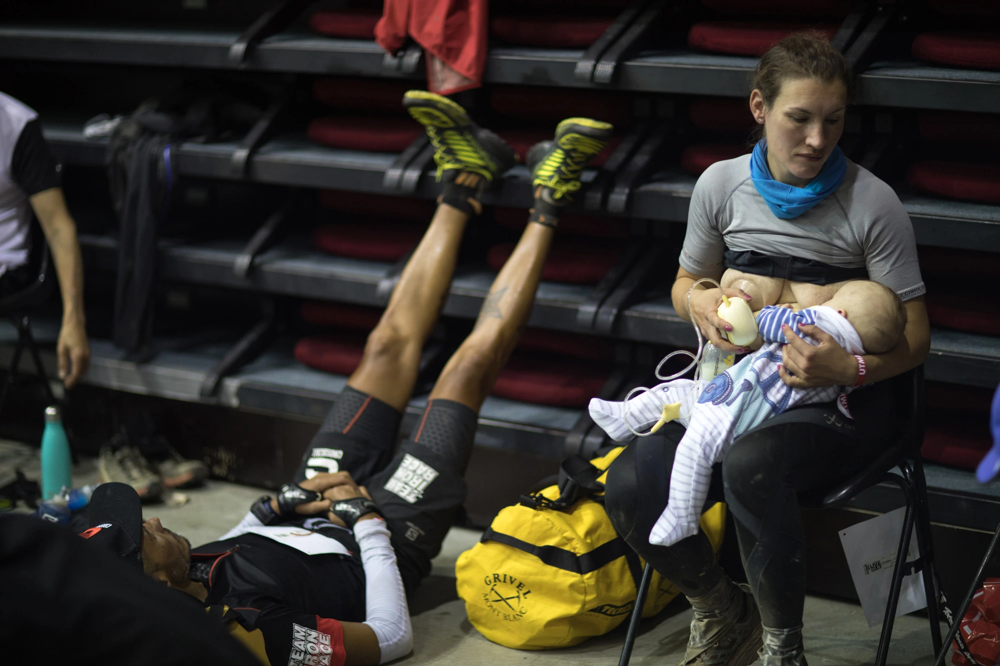 Coureuse de l'UTMB allaitant son bébé