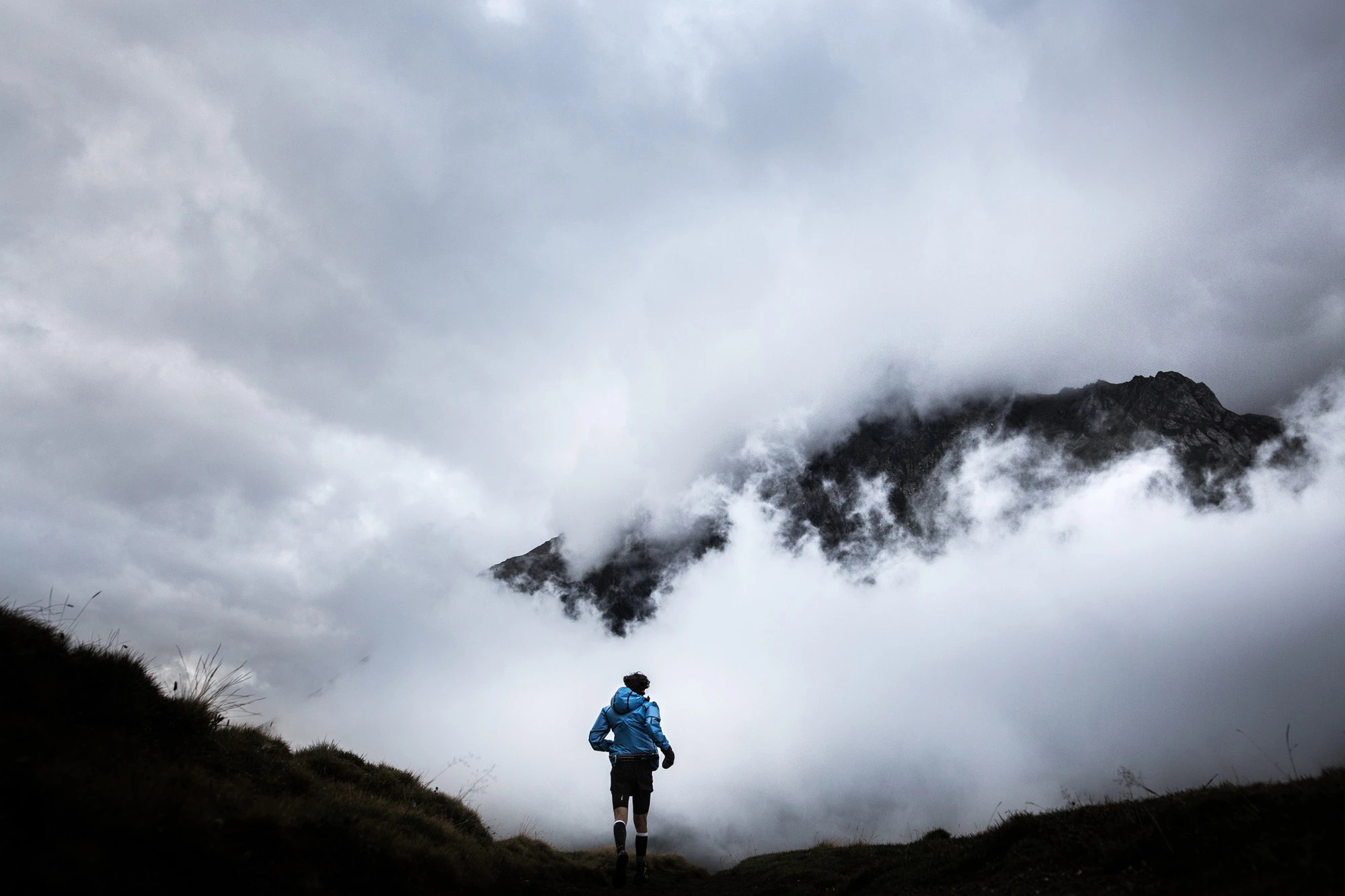 coureur de l'UTMB arrivant dans les nuages