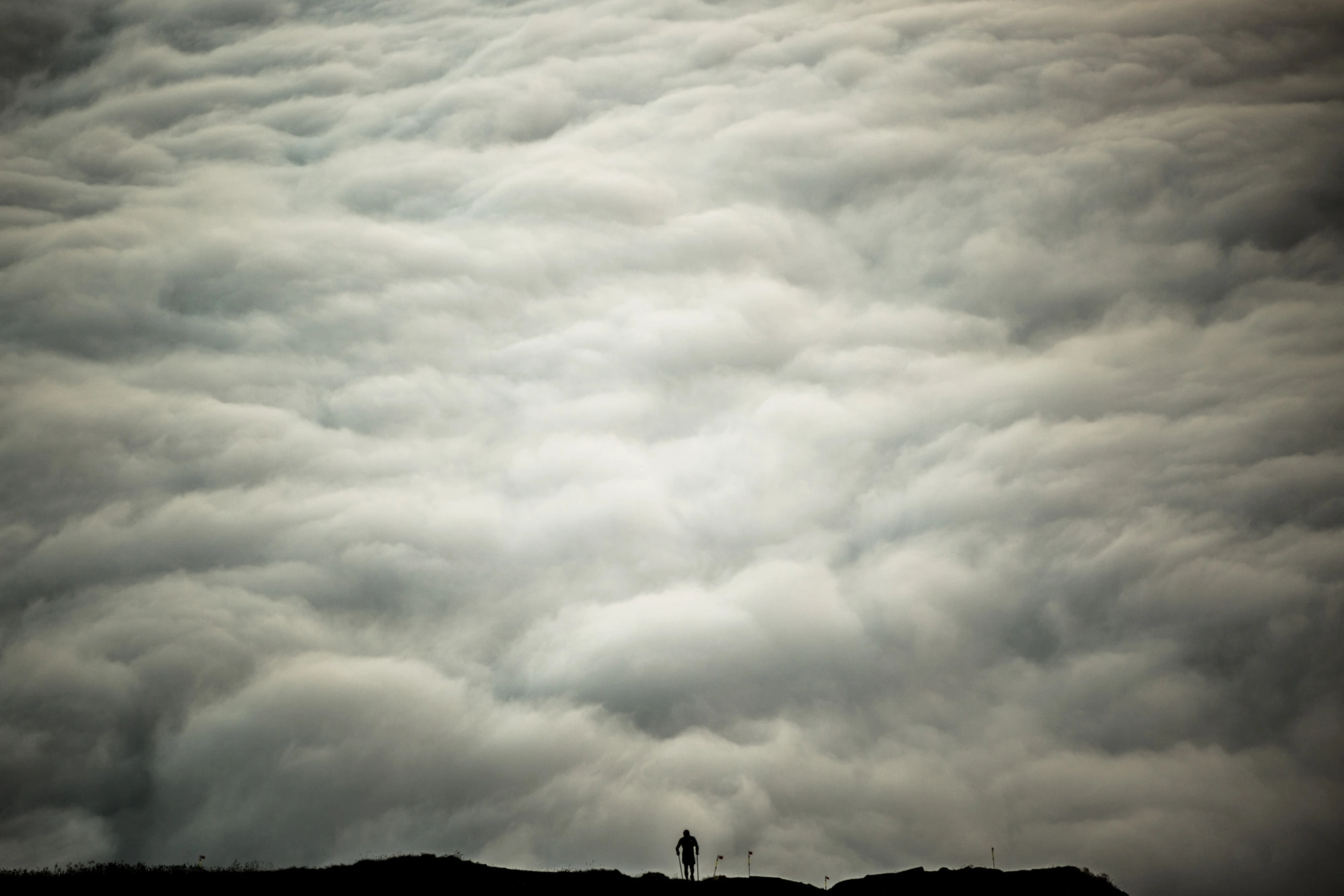 coureur de l'UTMB devant mer de nuages majestueuse