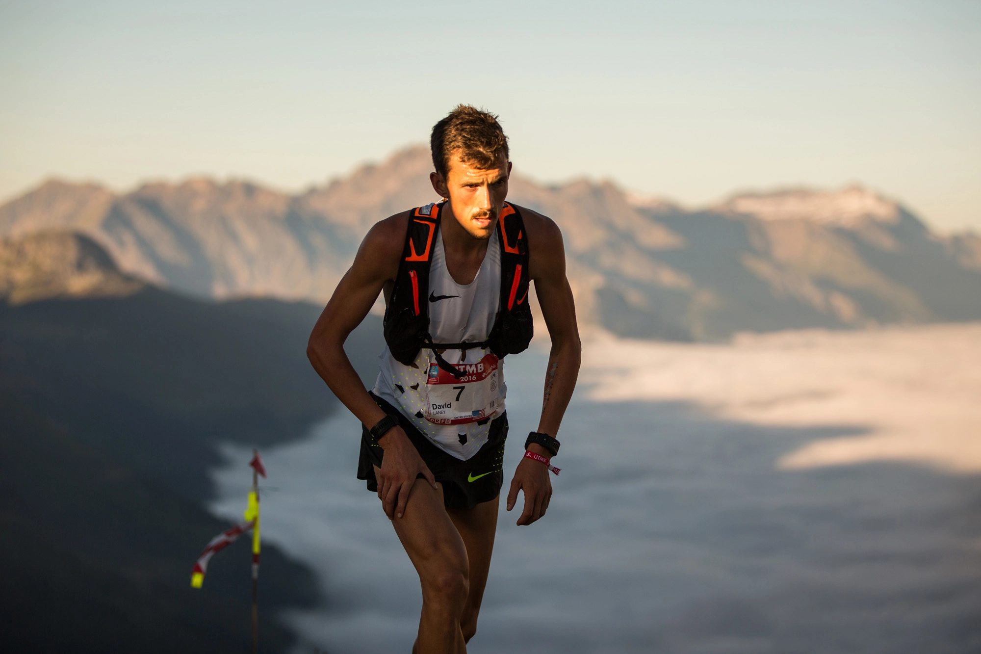 coureur de l'UTMB au petit matin paysage