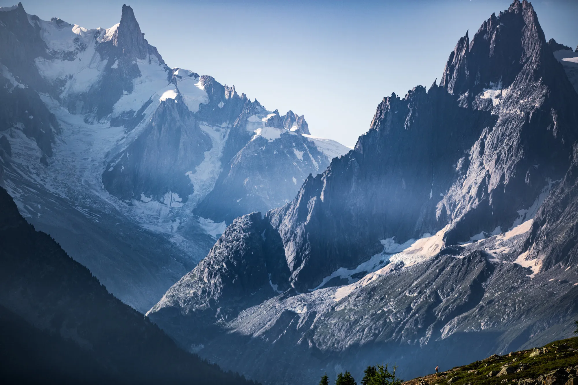 paysage majestueux de la dent du géant avec un coureur de l'UTMB en tout petit