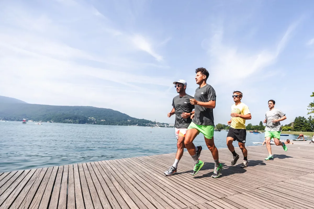 running sur le bord du lac d'Annecy