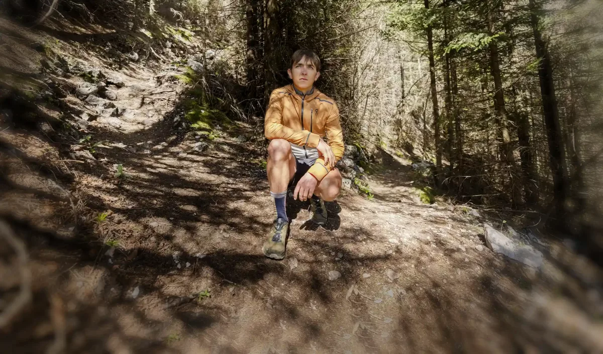 Xavier Thévenard assi dans la forêt du Jura