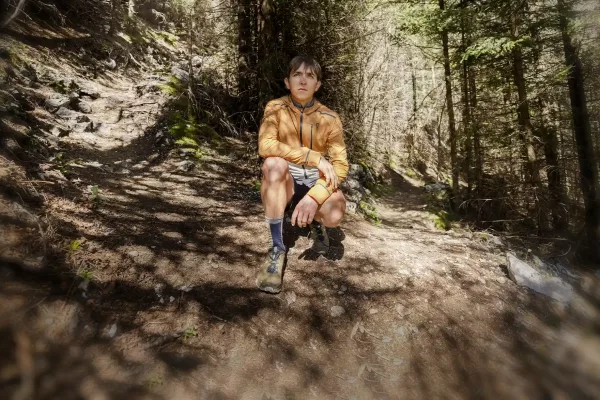 Xavier Thévenard assi dans la forêt du Jura