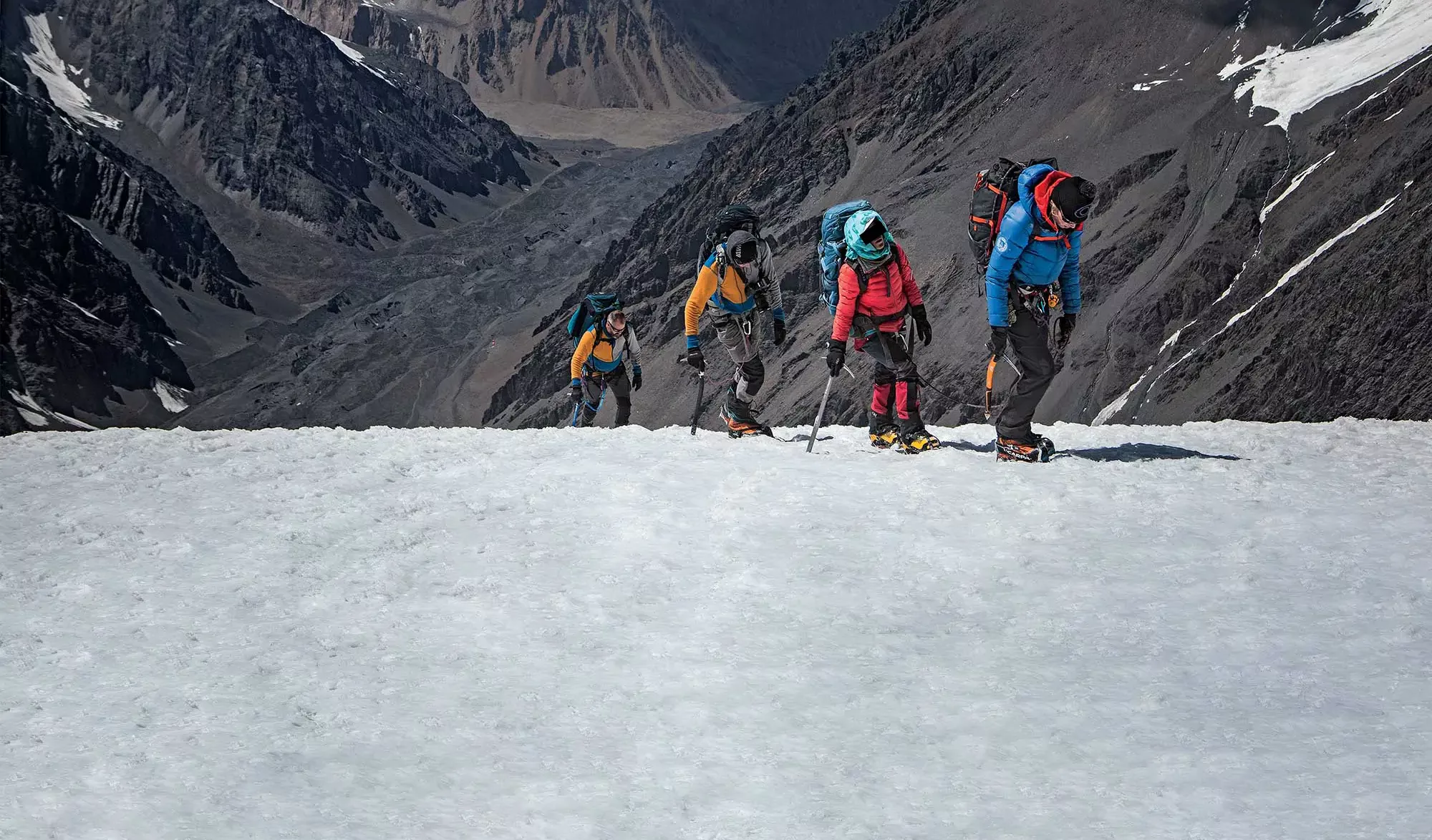 Cordée alpinistes afghanes lors de l'ascension du Mont Noshaq