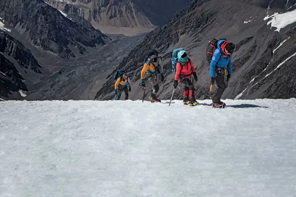 Cordée alpinistes afghanes lors de l'ascension du Mont Noshaq