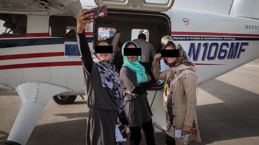 Alpinistes afghanes selfie avant de prendre leur avion