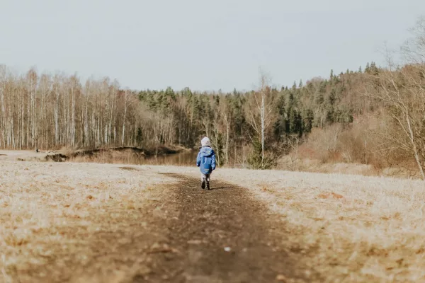 Fillette perdue dans les boie en Russie