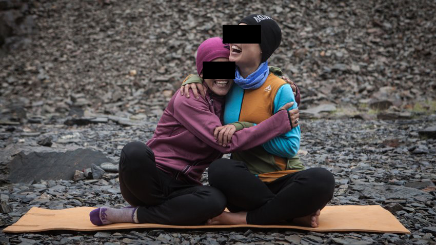 Alpinistes afghanes yoga au camp de base du Mont Noshaq