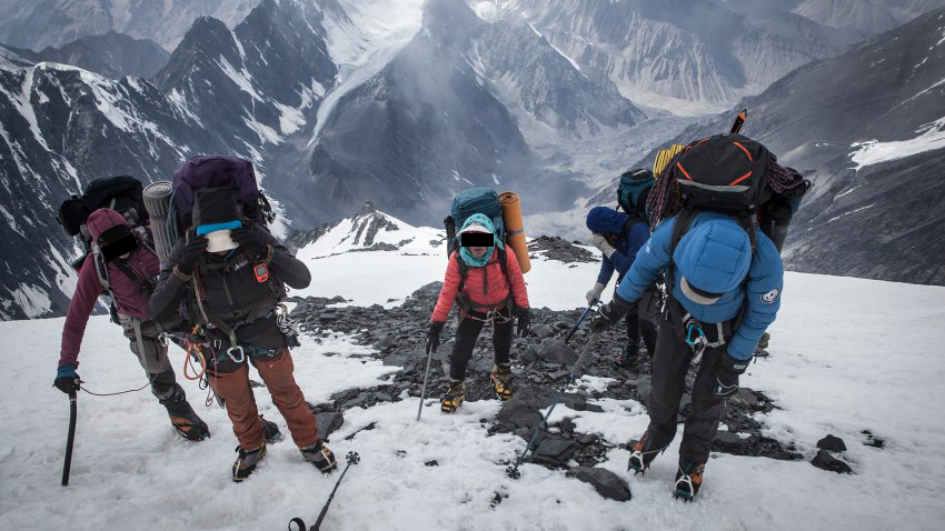 Cordée alpinistes afghanes lors de l'ascension du Mont Noshaq