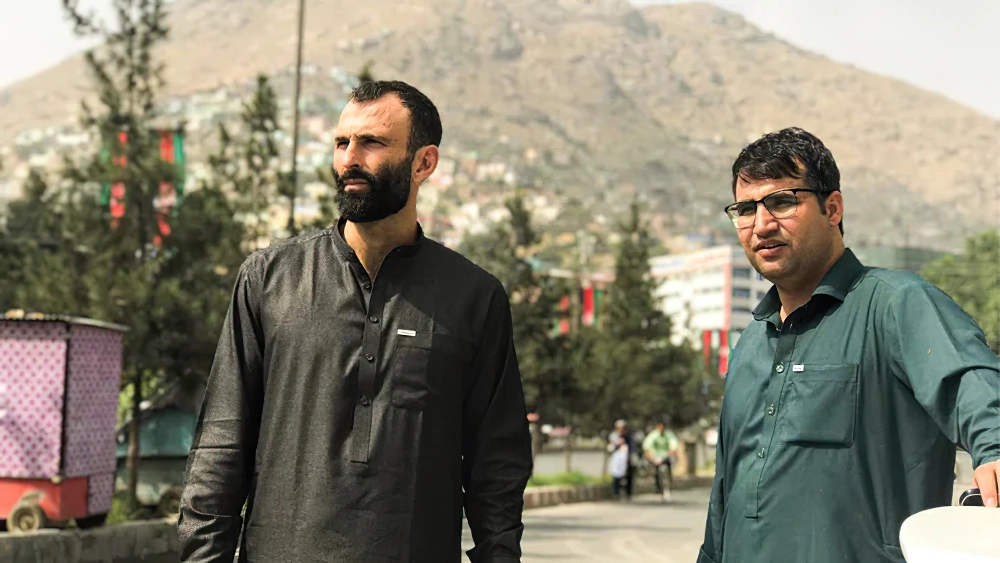 Jason Motlagh et Aziz Tassal dans une rue de Kaboul