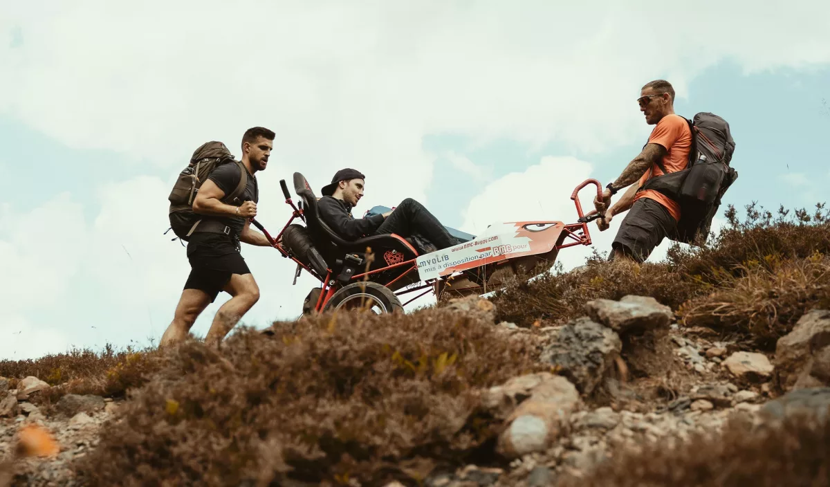 Loury Lag tire le fauteuil de @el_marticino en montagne