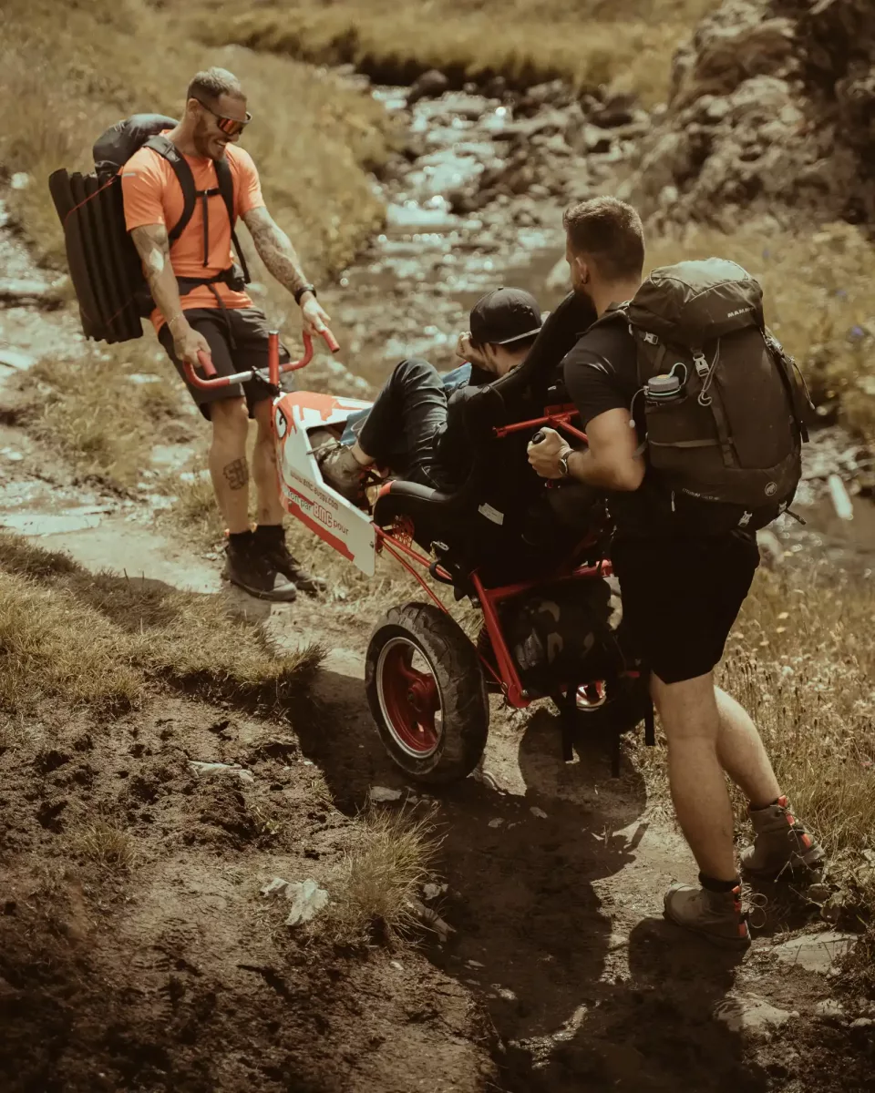Loury Lag tire le fauteuil de @el_marticino en montagne