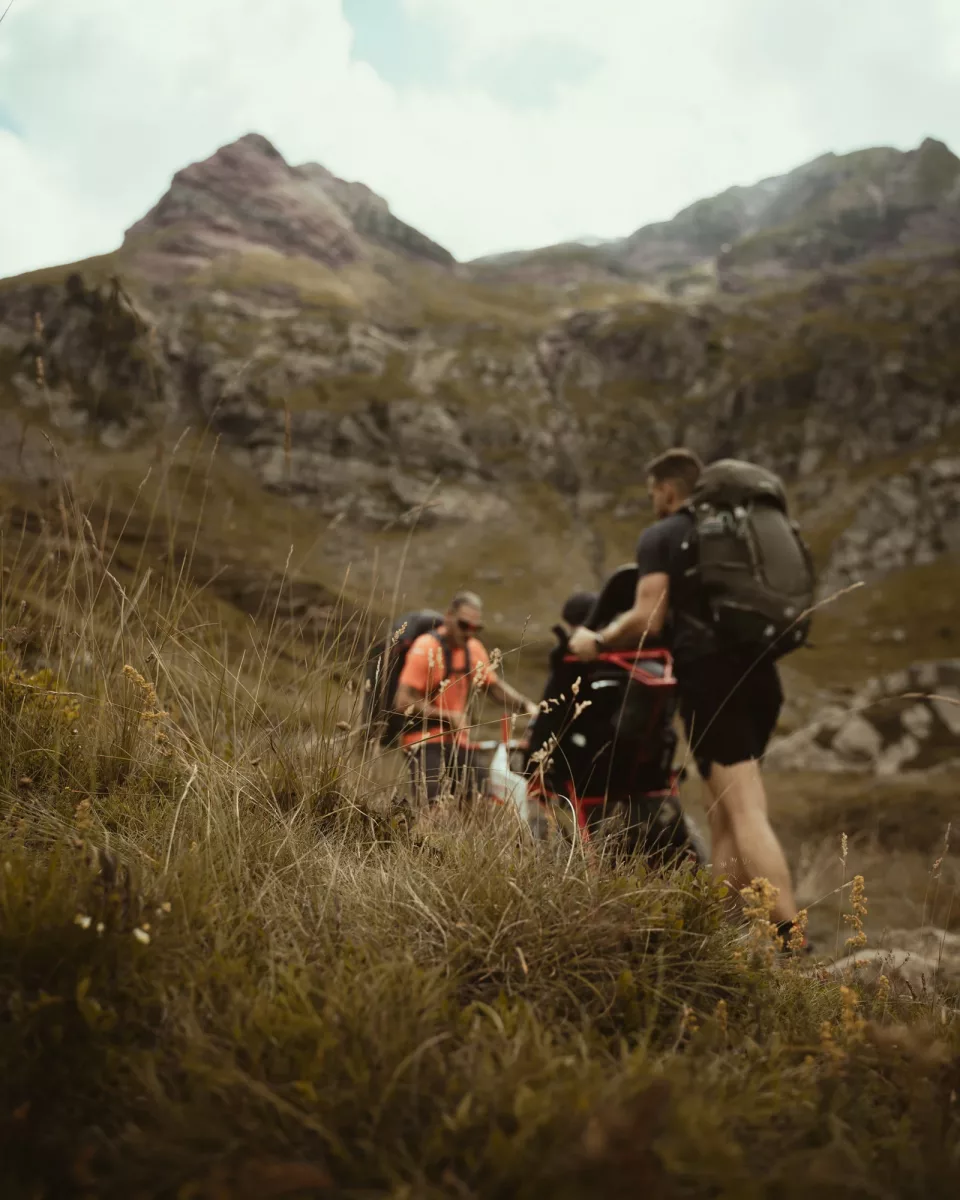 Loury Lag tire le fauteuil de @el_marticino en montagne