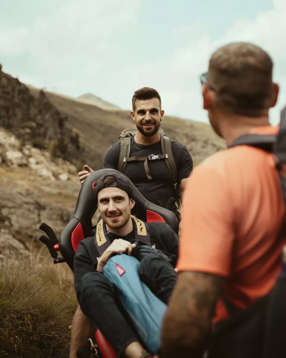 Loury Lag tire le fauteuil de @el_marticino en montagne