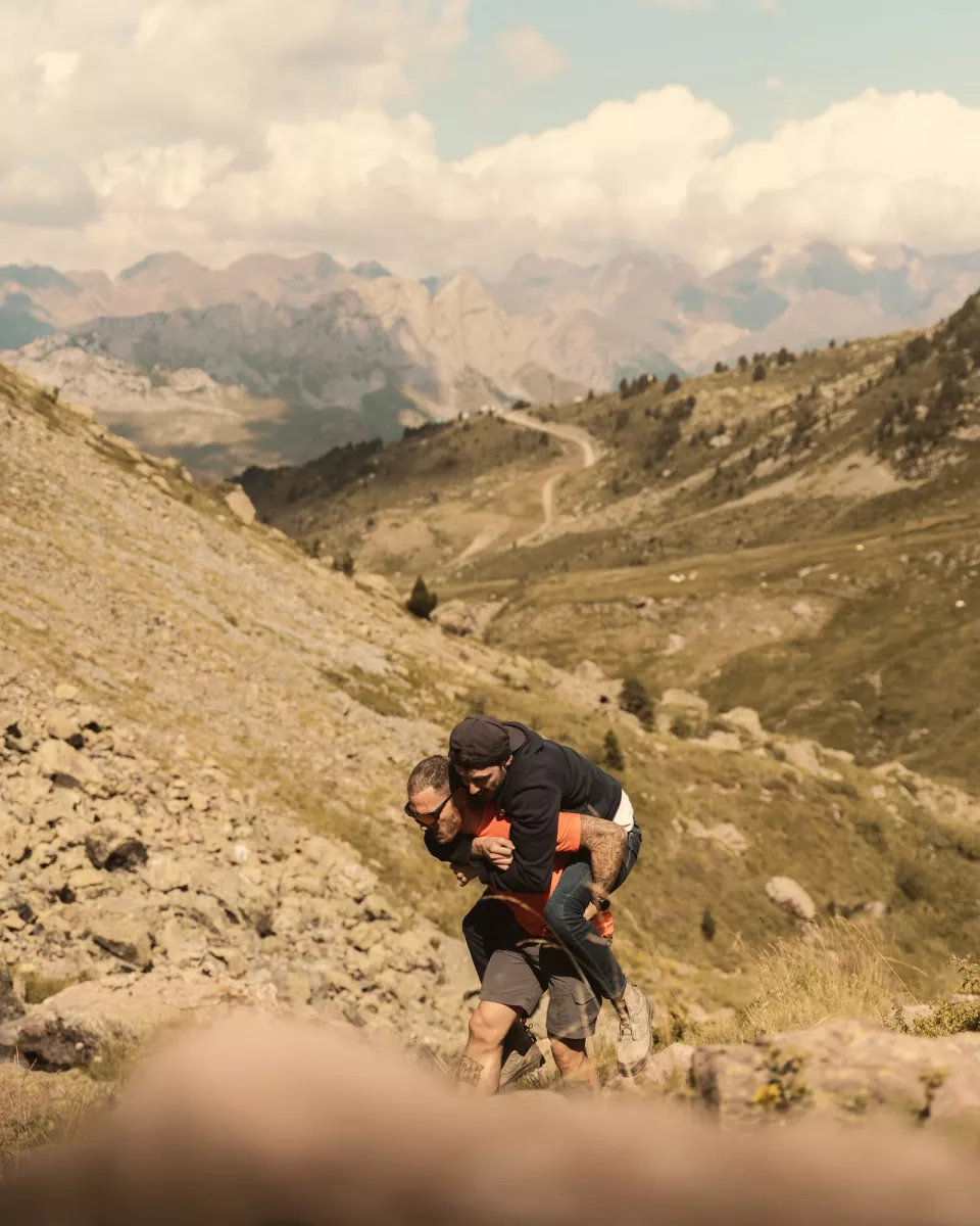 Loury Lag porte @el_marticino en montagne