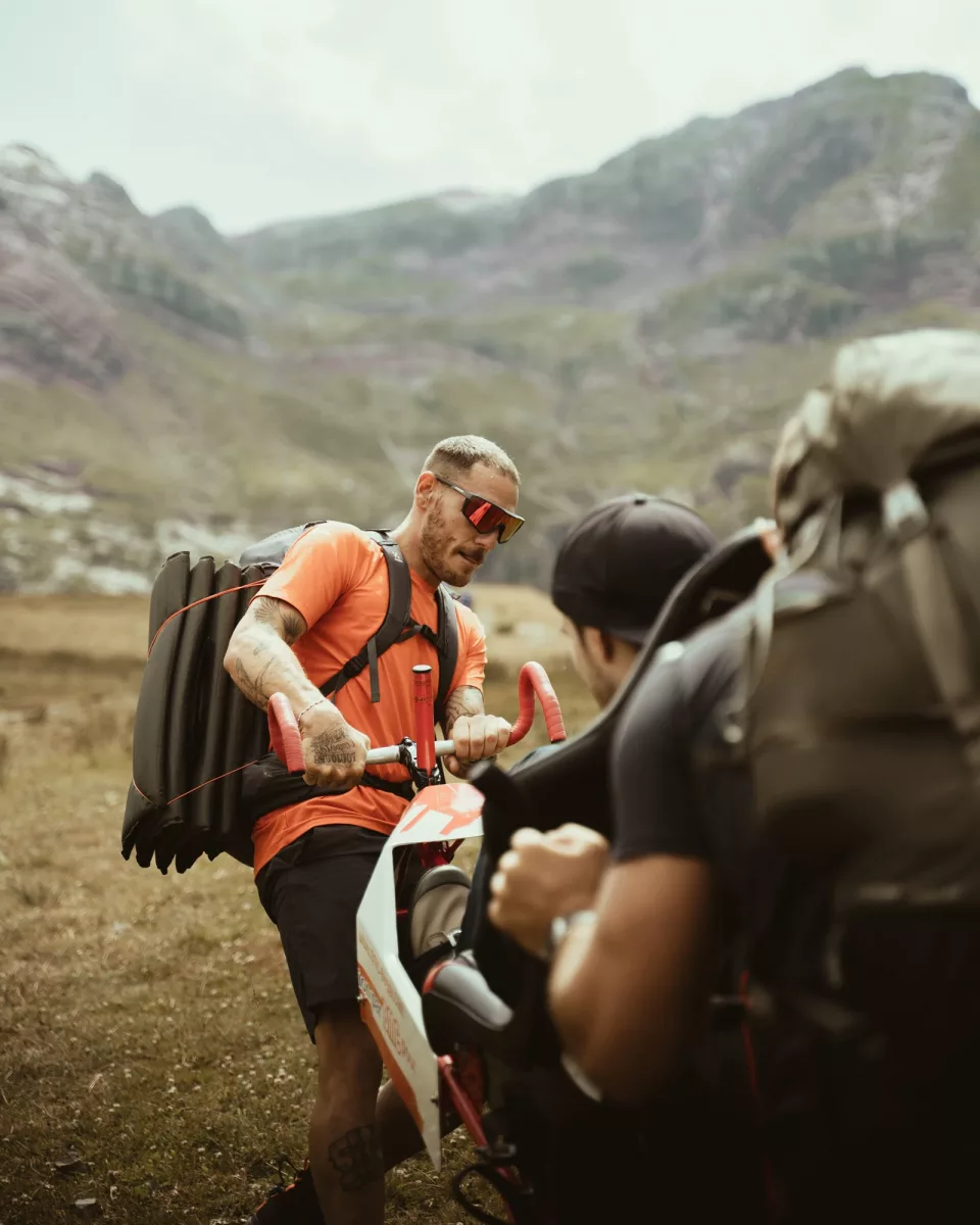 Loury Lag tire le fauteuil de @el_marticino en montagne