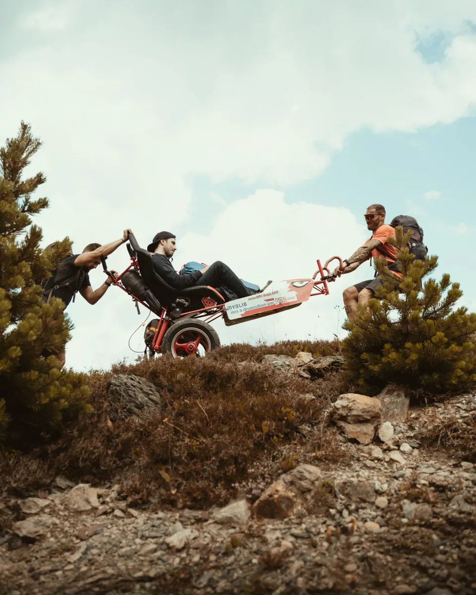 Loury Lag tire le fauteuil de @el_marticino en montagne