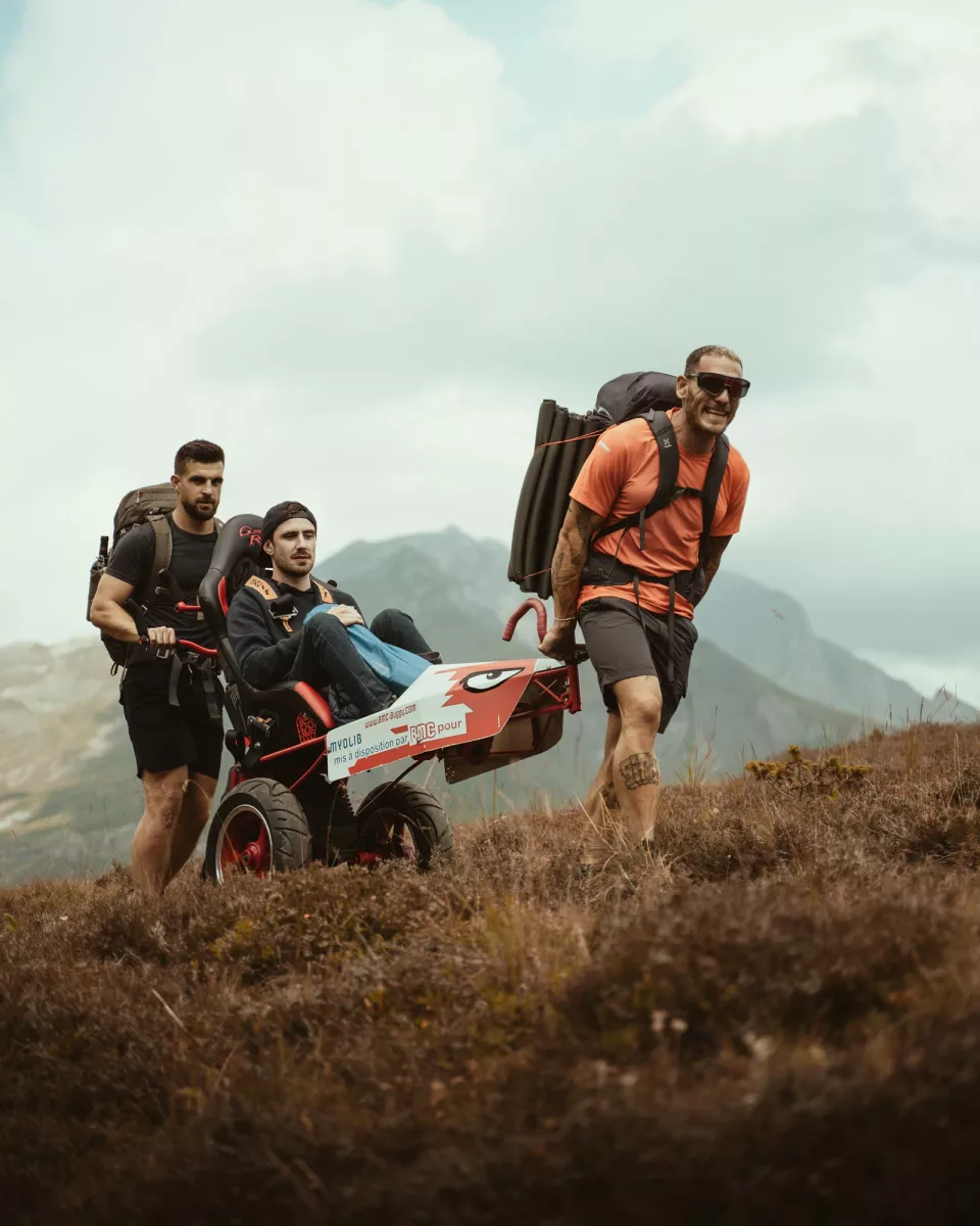 Loury Lag tire le fauteuil de @el_marticino en montagne