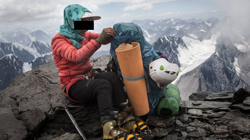 Alpiniste afghane assise lors de l'ascension du Mont Noshaq