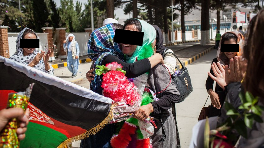 Alpinistes afghanes célébrée dans une rue d'une ville afghane après de l'ascension du Mont Noshaq