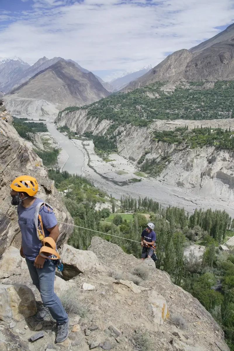 Mathieu Maynadier et Zom Conection forment les Pakistanais à l'escalade