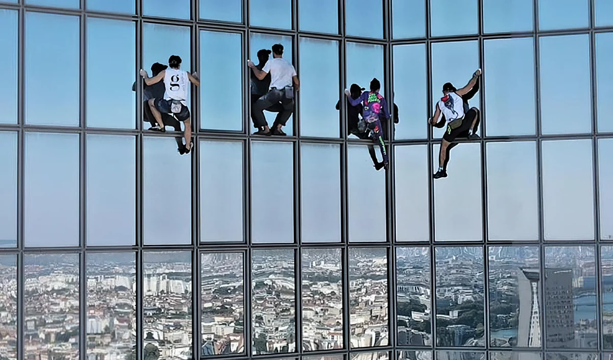 Alain Robert et 3 autres grimpeurs sur la tour Total à Paris