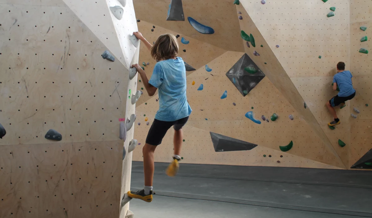 jeune salle de bloc escalade