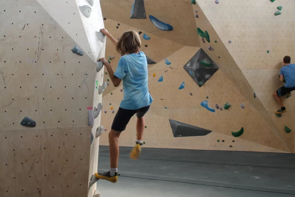 jeune salle de bloc escalade