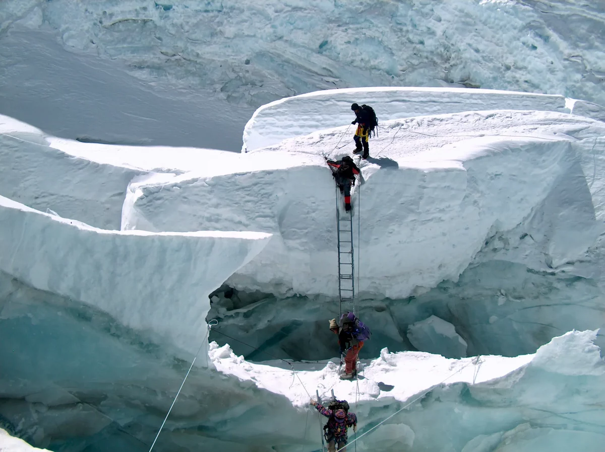 alpinistes dans la Khumbu Ice Fall Everest