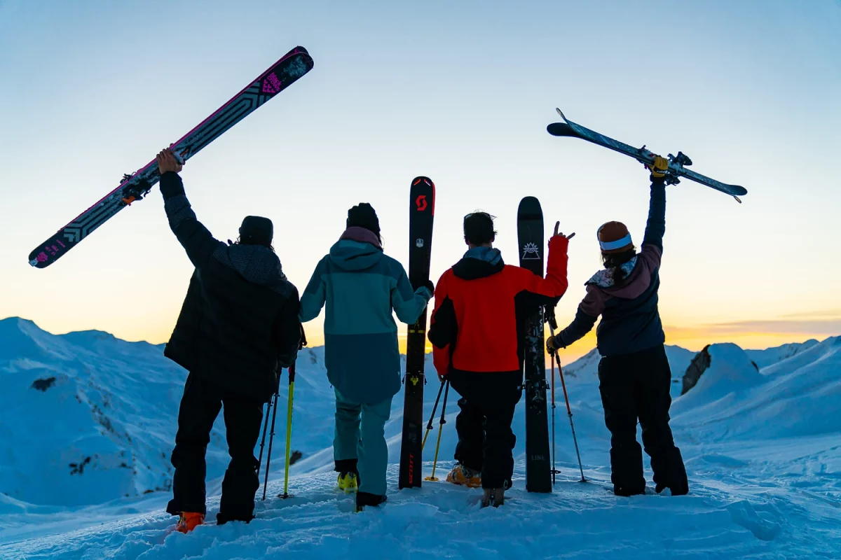 Home lines : groupe de rider devant le couché de soleil