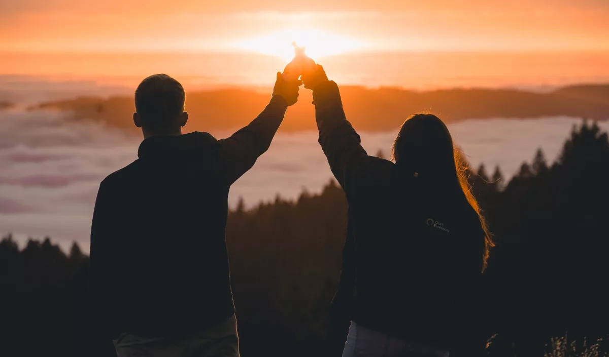 Couple trinquant en montagne