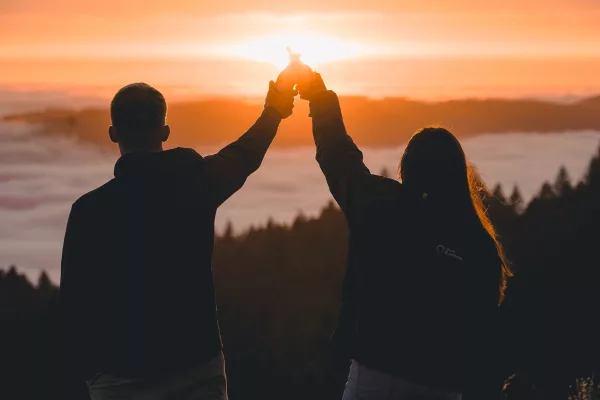 Couple trinquant en montagne