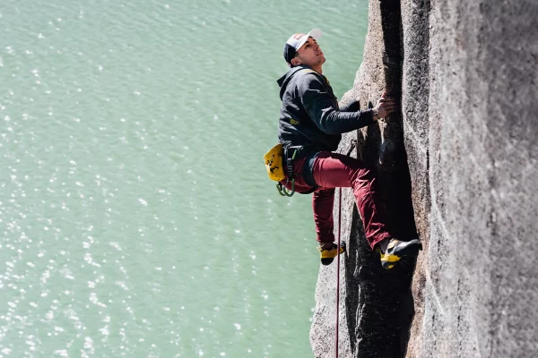 Alberto Gines Lopez escalade au dessus d'un lac